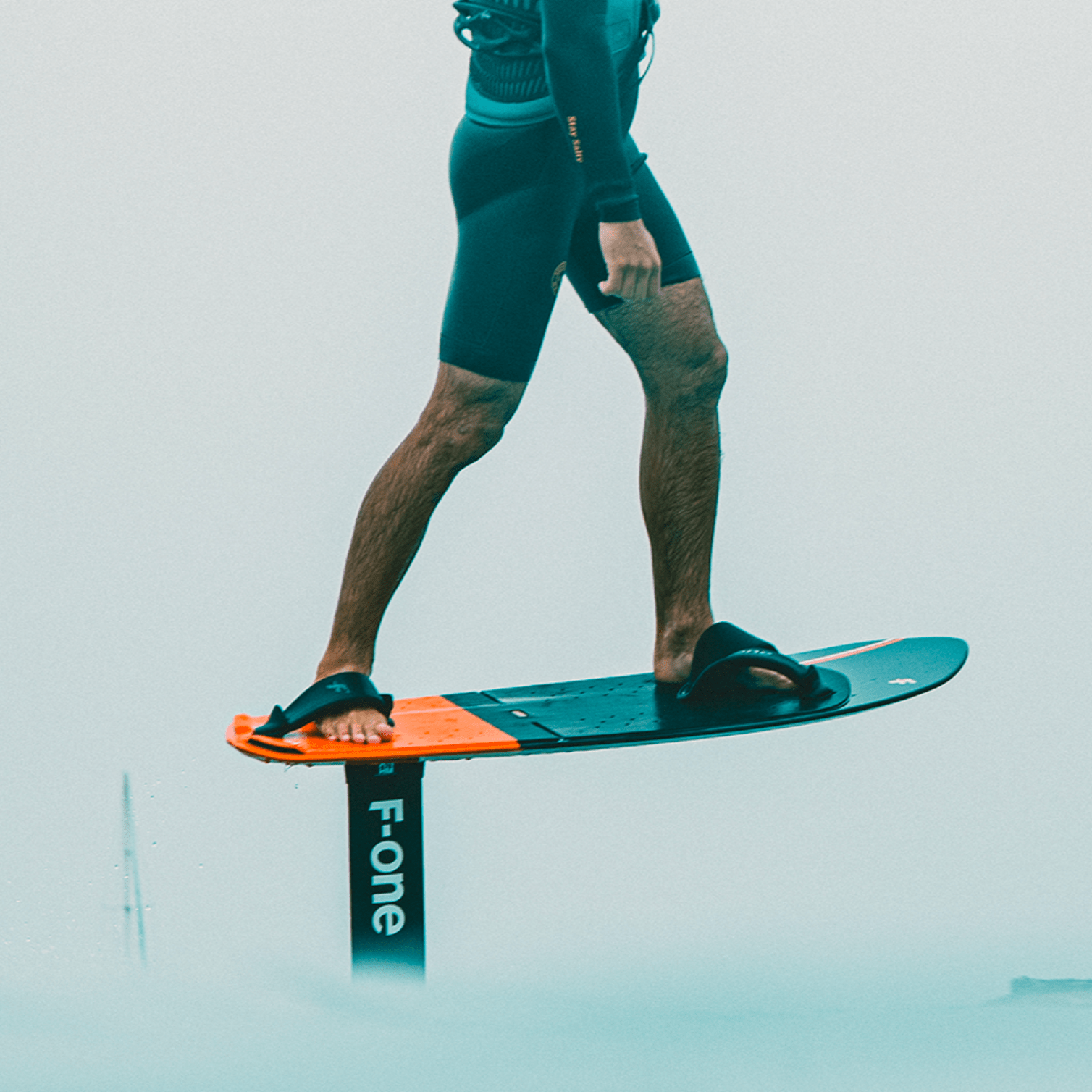 rider-en-action-sur-foil-f-one-pocket-carbon-2025-navigation-kitesurf