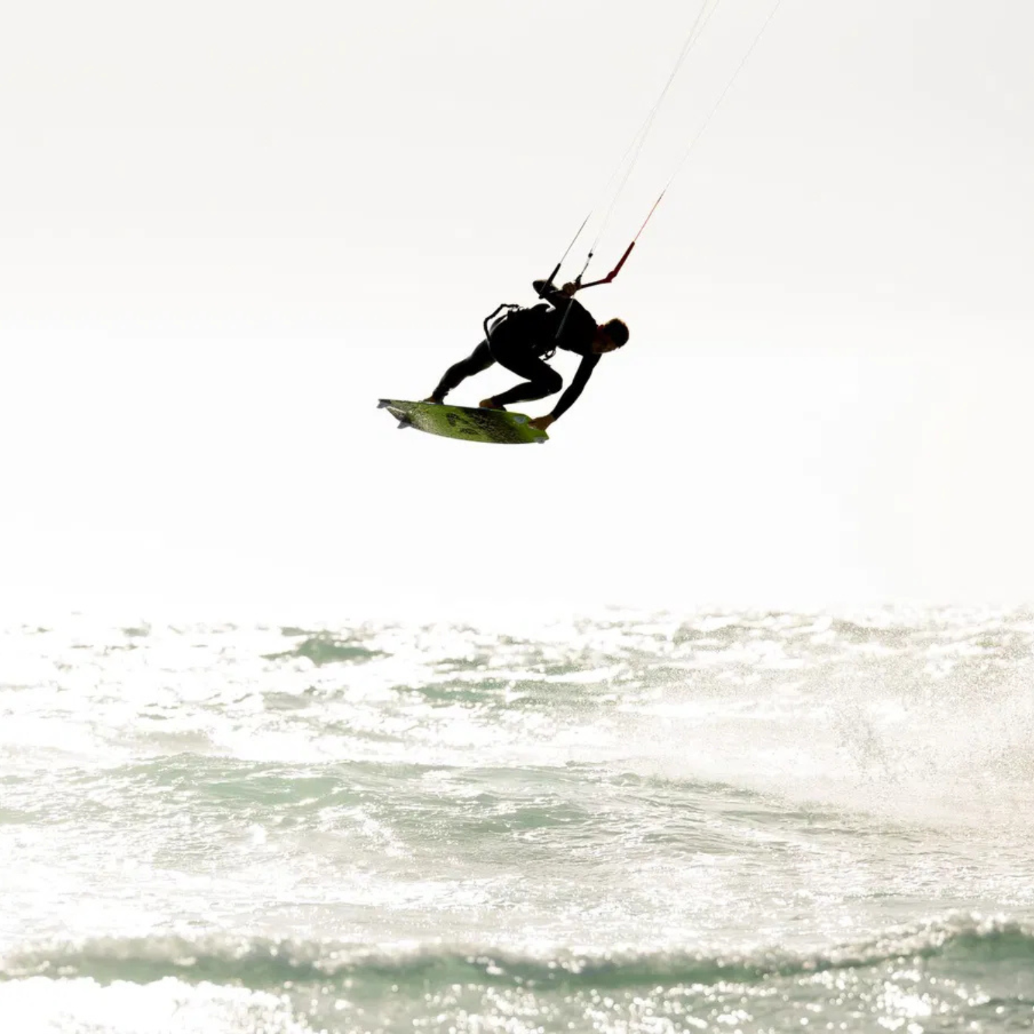 Kitesurfeur en plein saut aérien avec la planche twintip Duotone Gonzales 2024