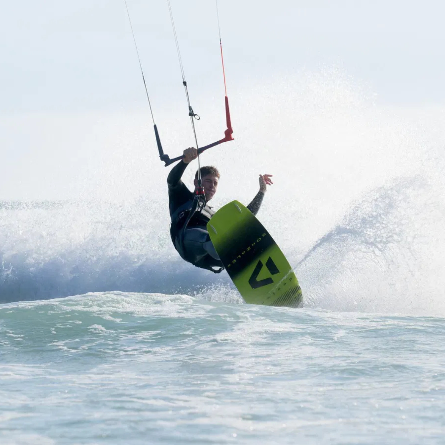 Rider en kitesurf utilisant la planche Duotone Gonzales 2024 pour un carving sur la vague