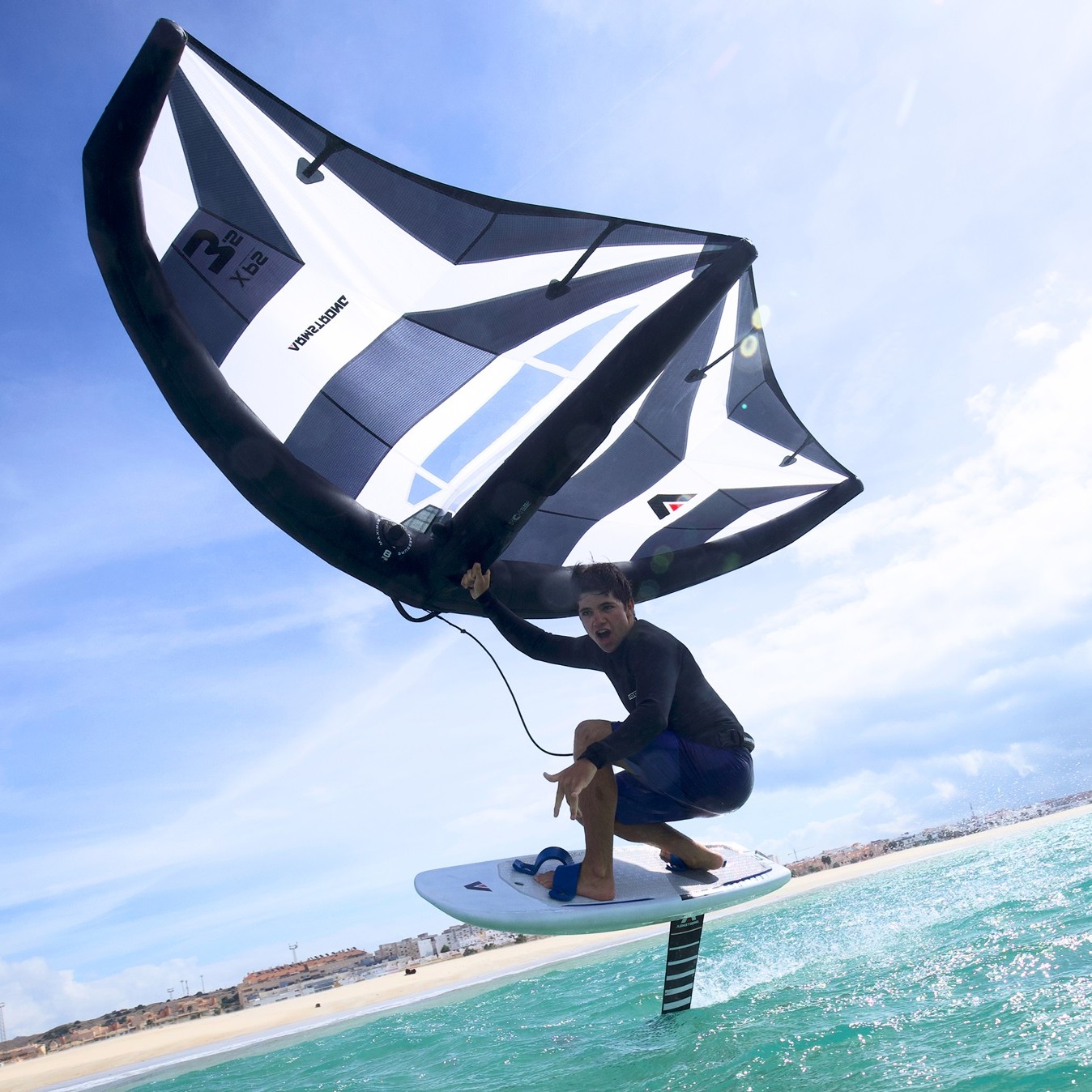 Rider en action sur la planche Armstrong Wing FG Board 2025 avec aile dans les airs