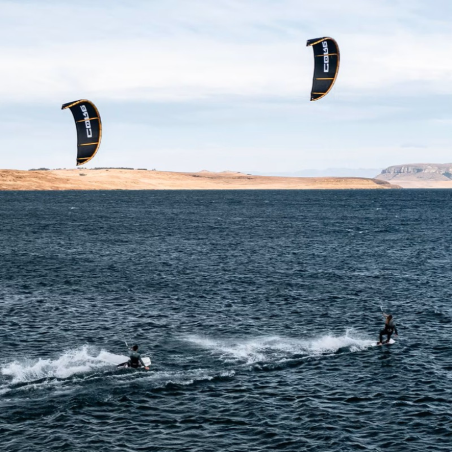 Kitesurfers en action avec ailes CORE XR PRO sur plan d'eau venteux, performance et contrôle extrêmes