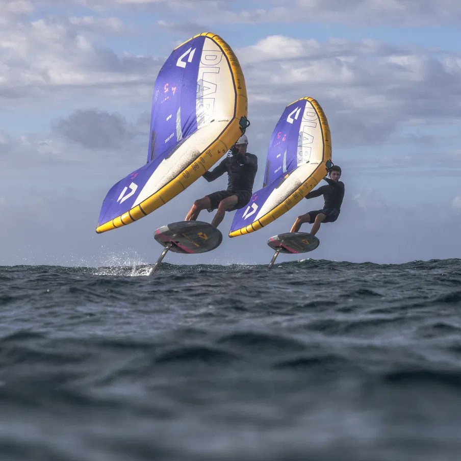 Pratique du wingfoil avec foil Duotone Blitz 2025, performance freerace et stabilité sur plan d’eau.