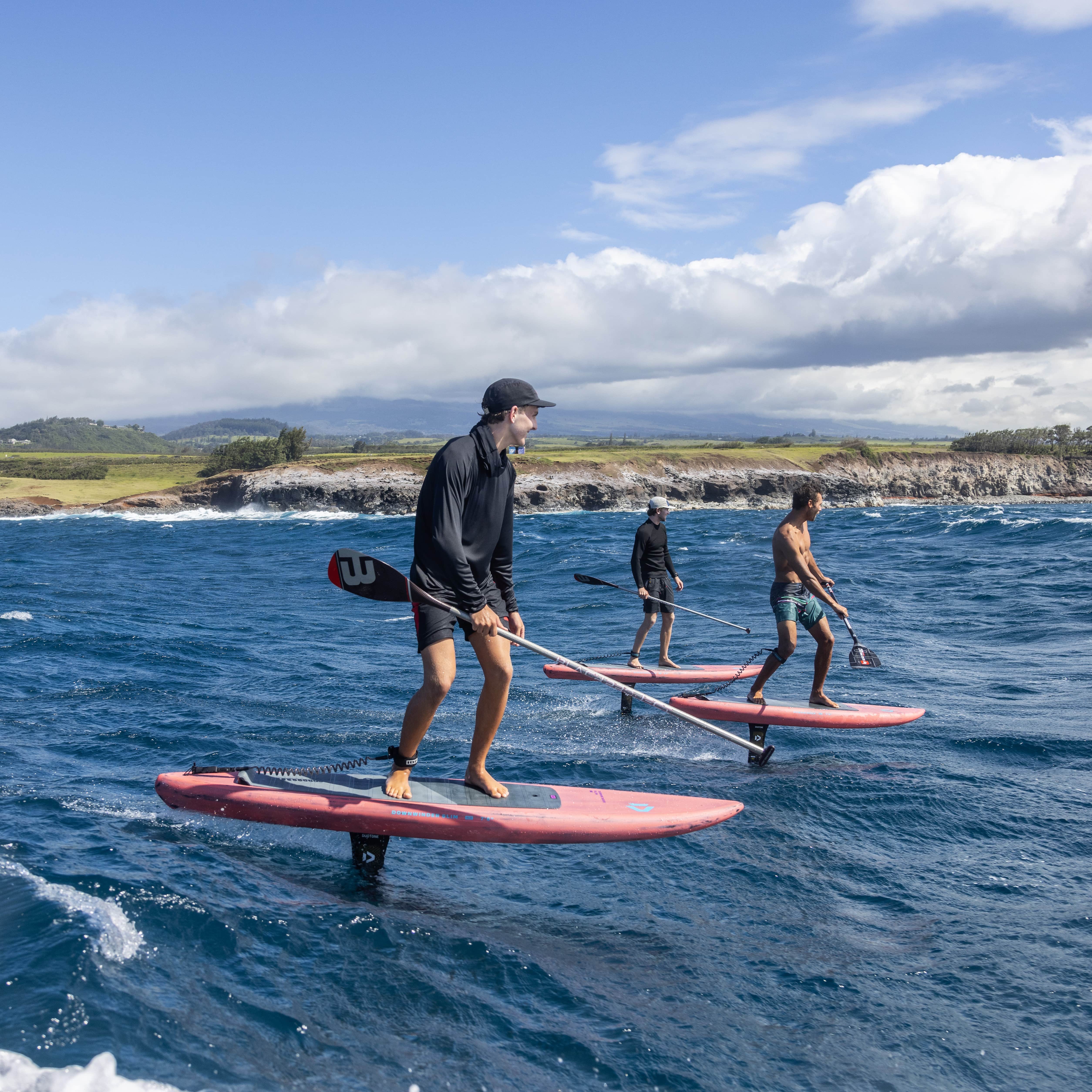 Riders en session downwind avec foil Duotone Hyperglide D/LAB 2025 sur l’île de Maui