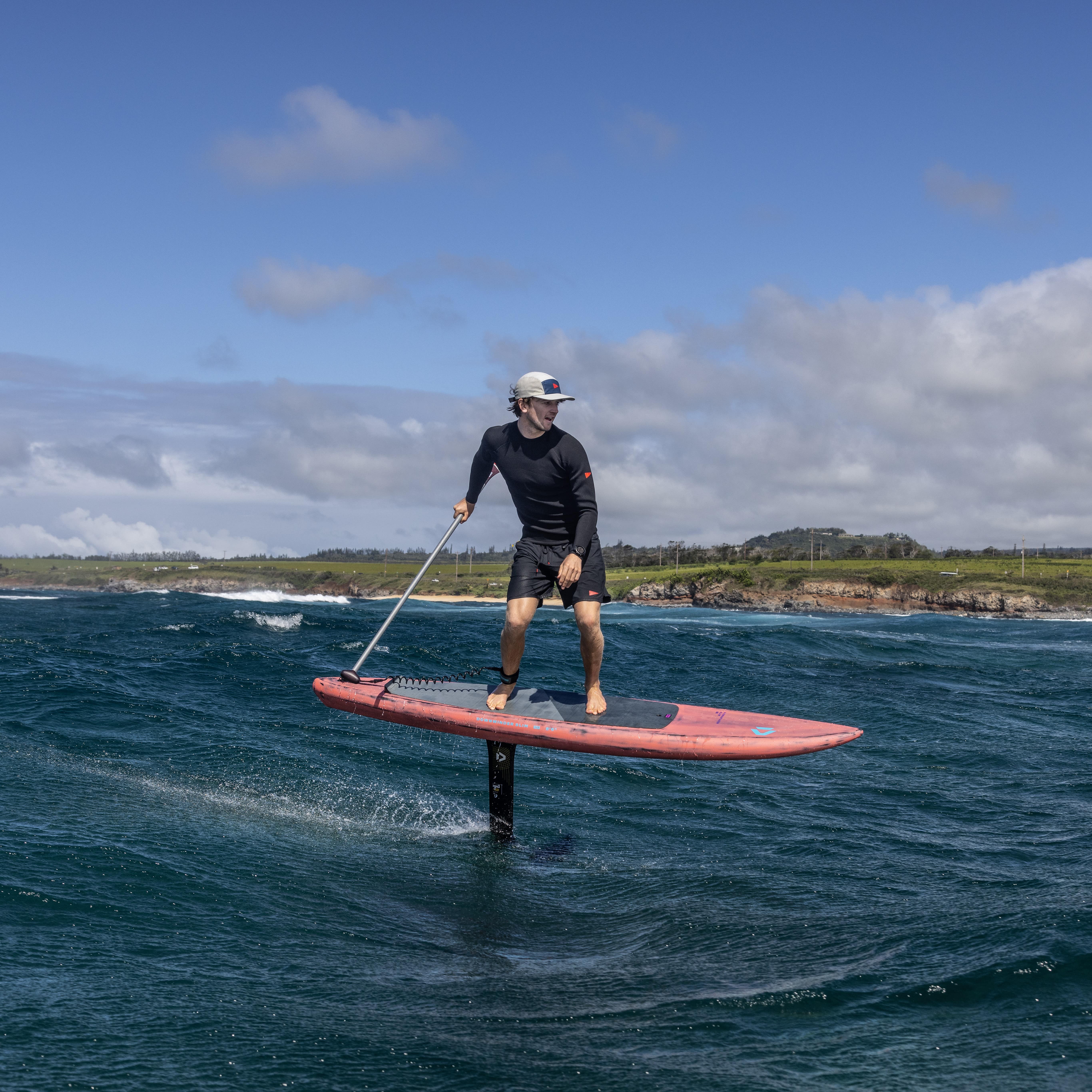 Jeffrey Spencer en action avec le foil wing Duotone Hyperglide D/LAB 2025 en downwind à Maui