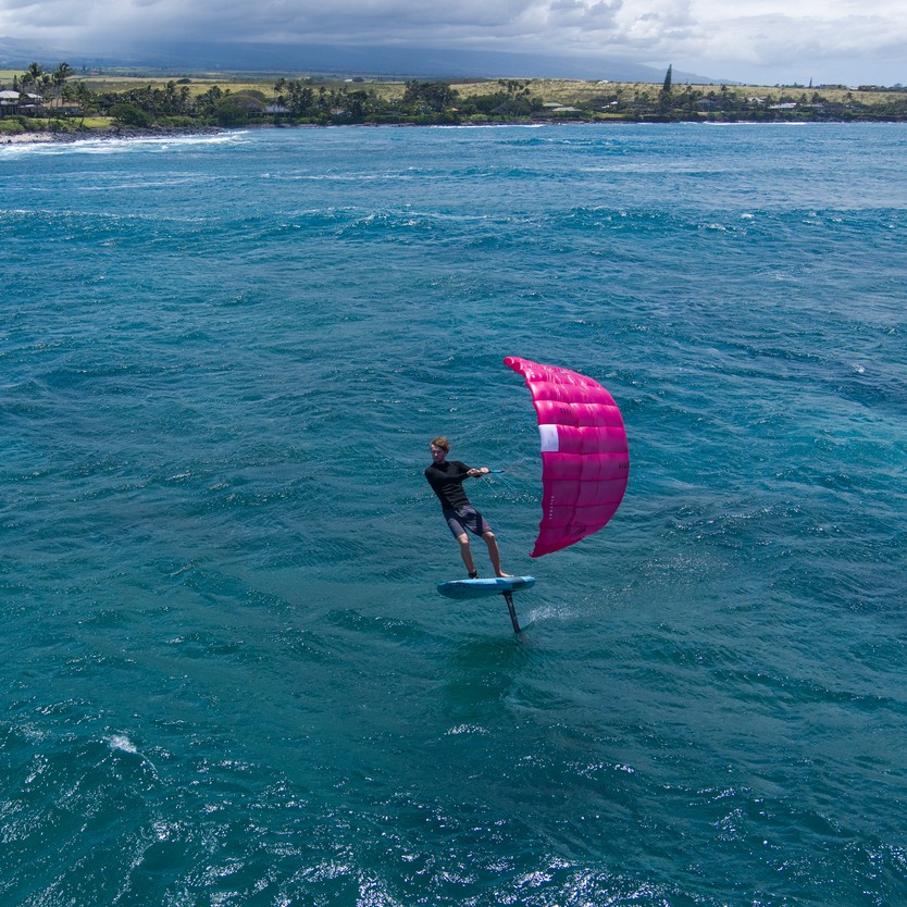 Wingfoil Duotone Stash 2025 rose en action sur mer agitée à Hawaï