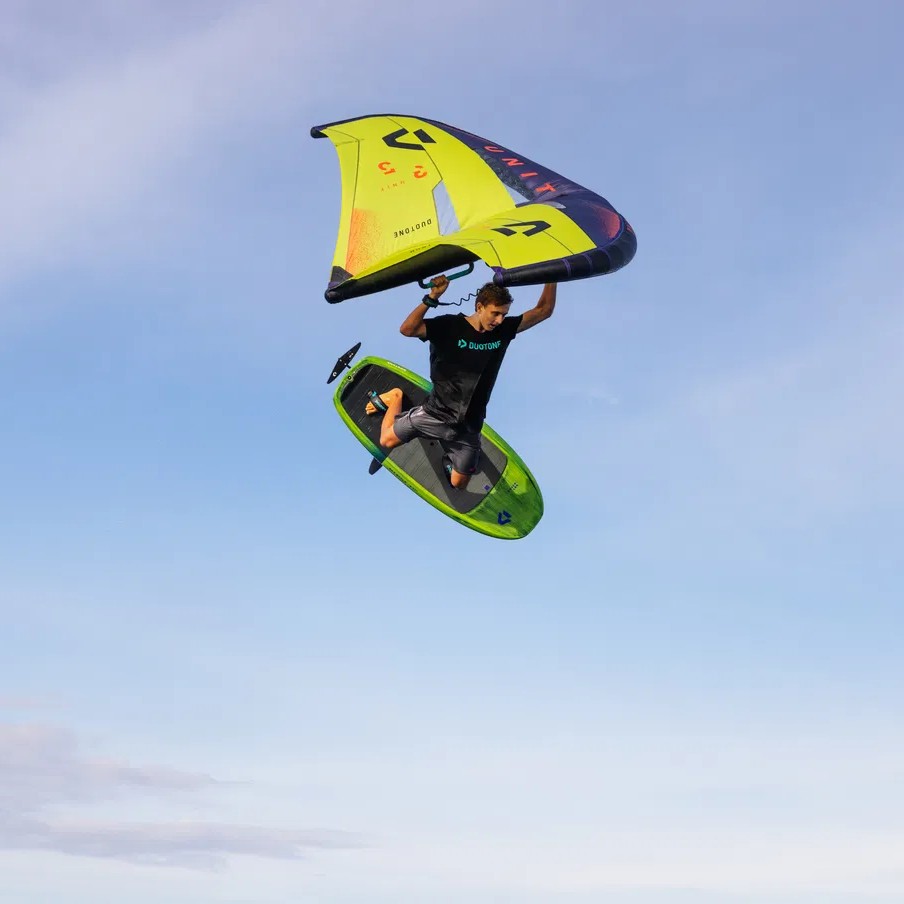 Planche de wingfoil Duotone Sky Style 2025 en vol au-dessus de l’eau