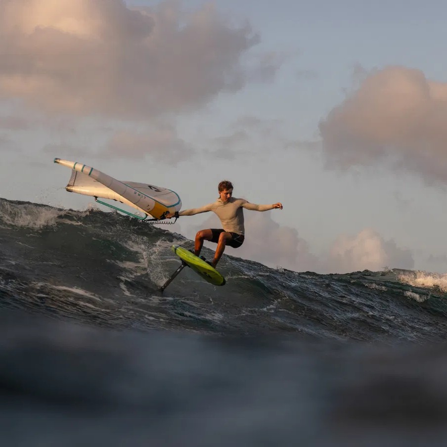 Rider en action sur la Duotone Sky Style 2025 avec foil sur vague