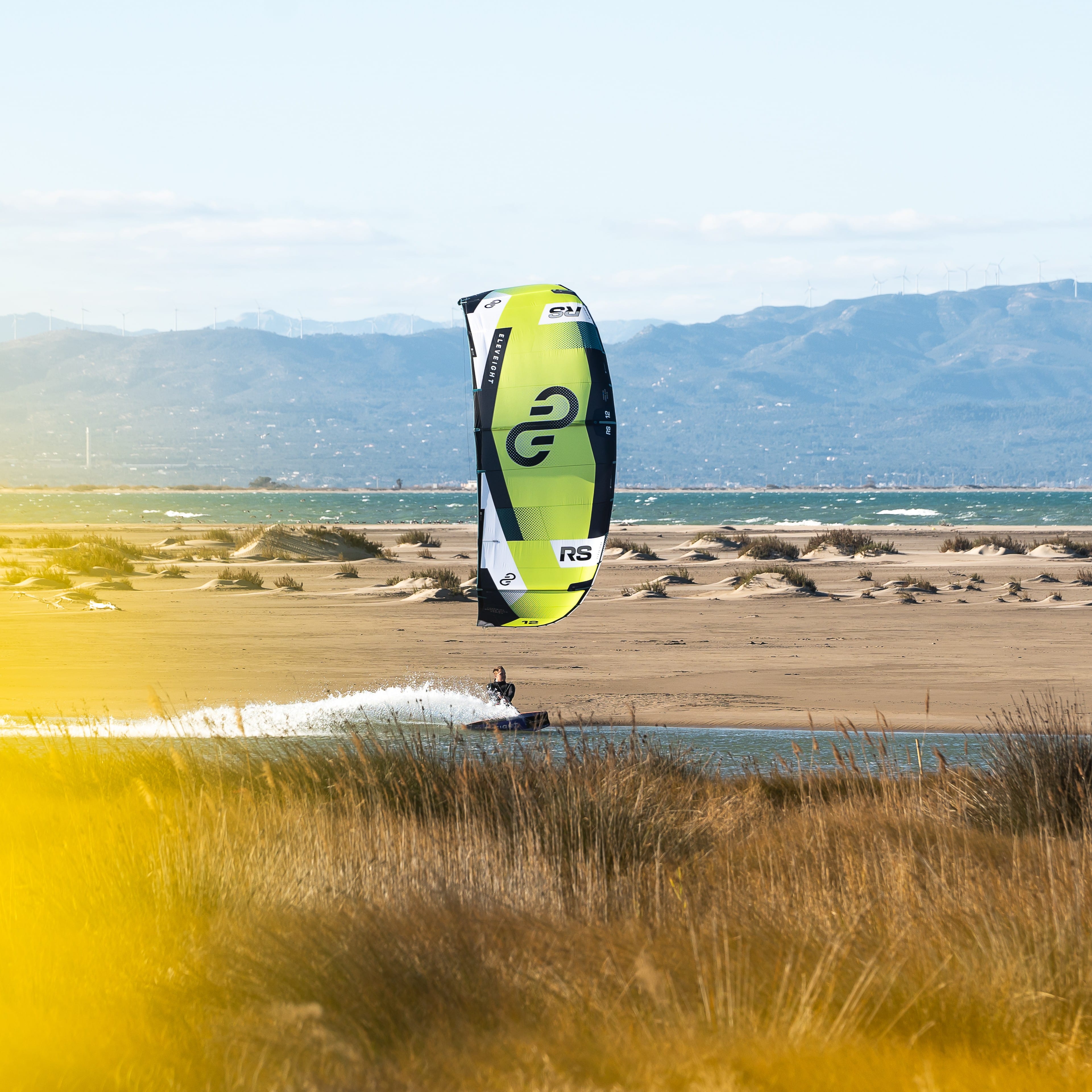 Aile de kitesurf Eleveight RS V9 2025 volant au-dessus de la mer