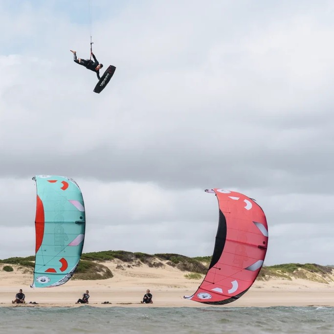 Aile de kitesurf Reedin SUPERMODEL HTF 2025 en plein saut big air