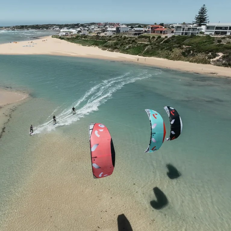 Riders en kitesurf utilisant la Reedin SUPERMODEL HTF 2025 sur lagon