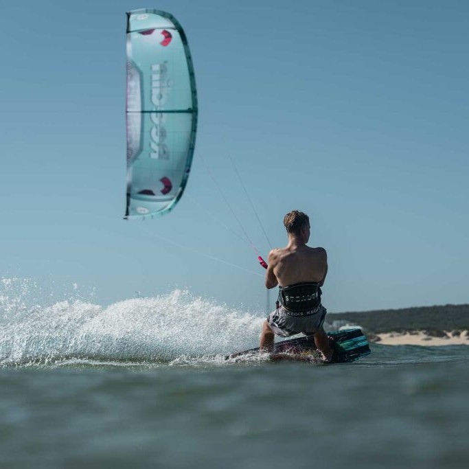 Rider en kitesurf par temps calme avec aile Reedin WhisperModel 2025 – aile de kite lightwind performante et réactive