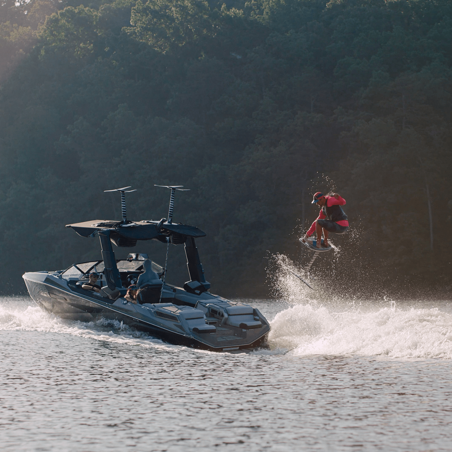 Rider foil derrière bateau en saut avec ARMSTRONG AUSTIN TOVEY (AT) PRO BOARD 2026