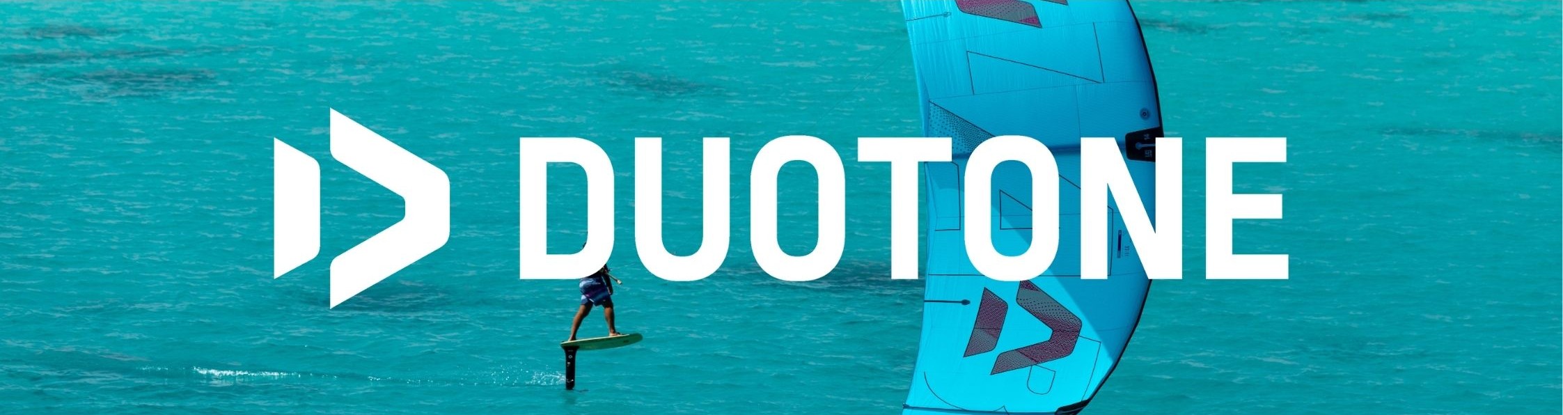 Logo Duotone au premier plan avec une aile de kitesurf Duotone en arrière-plan