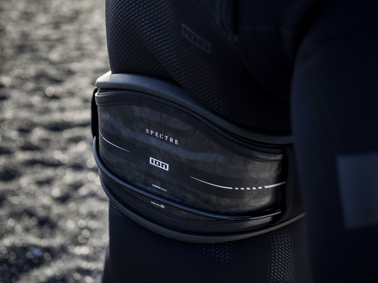 Harnais de kitesurf ION Spectre 2026 porté par rider pro