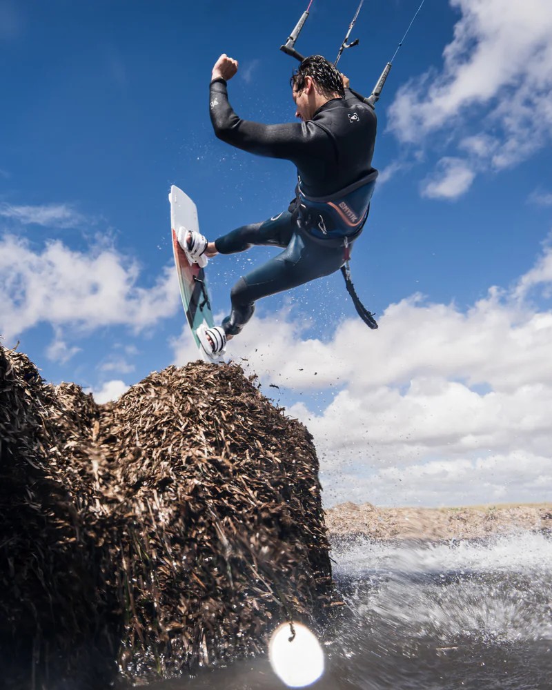 Kitesurfeur équipé de la Xenon LaLuz 2024 exécutant un trick freestyle aérien