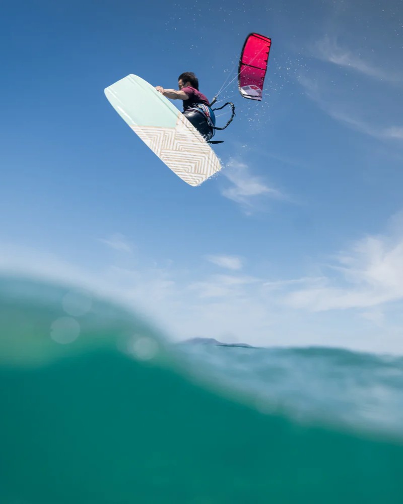 Rider tirant un bord avec son kite Duotone Dice SLS 2026