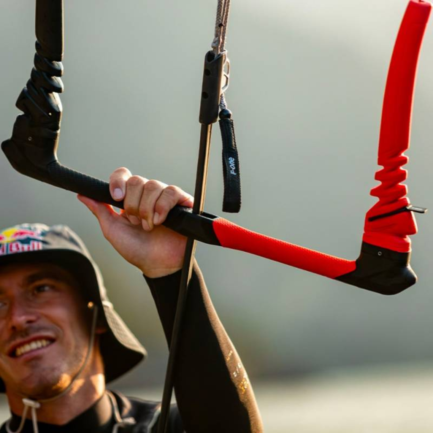 Barre de kitesurf F-One vue de près, poignée ergonomique et sécurité moderne