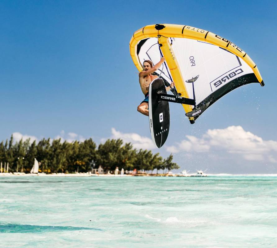 Rider en wingfoil réalisant un saut avec la Core HALO PRO 6m² en Aluula