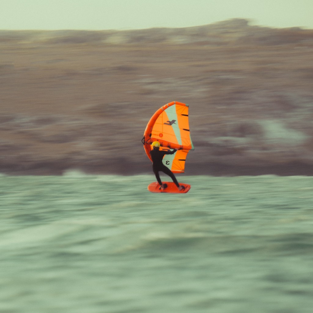 Rider en navigation avec la F-ONE ROCKET WING V4 2024