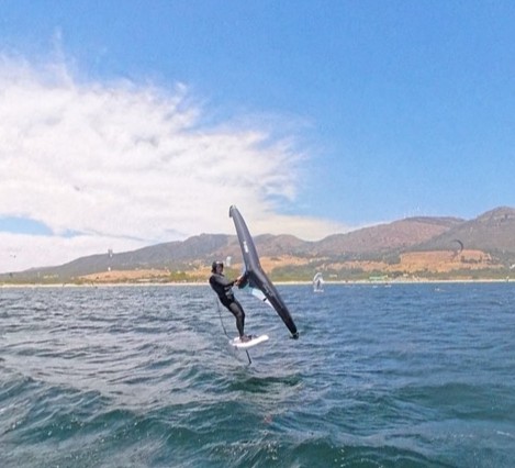 Planche wingfoil F-ONE Rocket Wing Crossover en surf et vagues